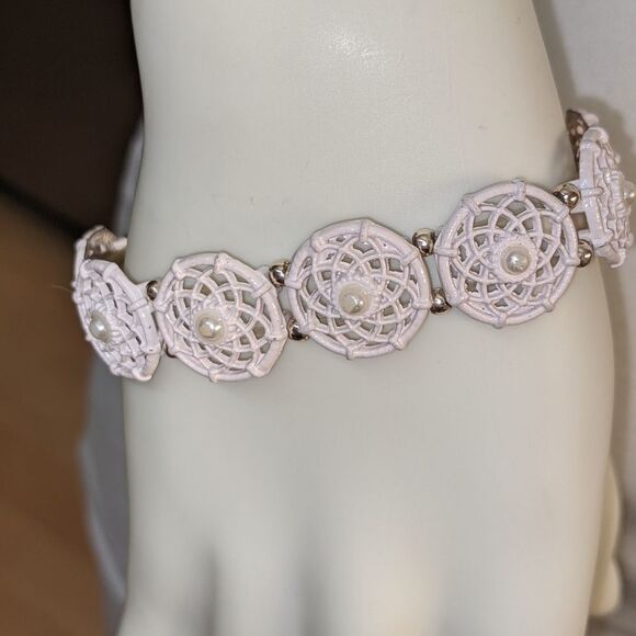 White floral or snowflake pattern w/pearl center bracelet - Picture 4 of 5